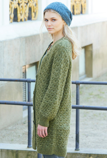 Langer Cardigan und Mütze mit Zopfmuster in Oliv
