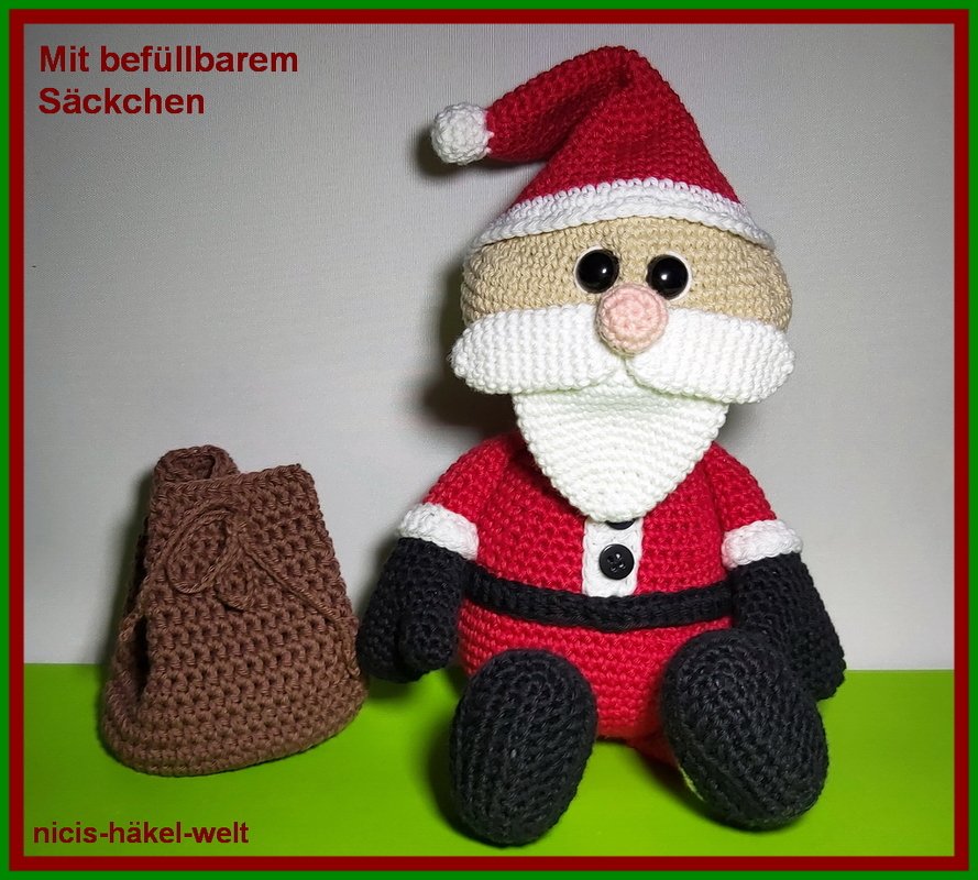 Gehäkelte Amigurumi-Weihnachtsmann-Figur in rot und weiß sitzend neben braunem befüllbarem Säckchen vor neutralem Hintergrund.