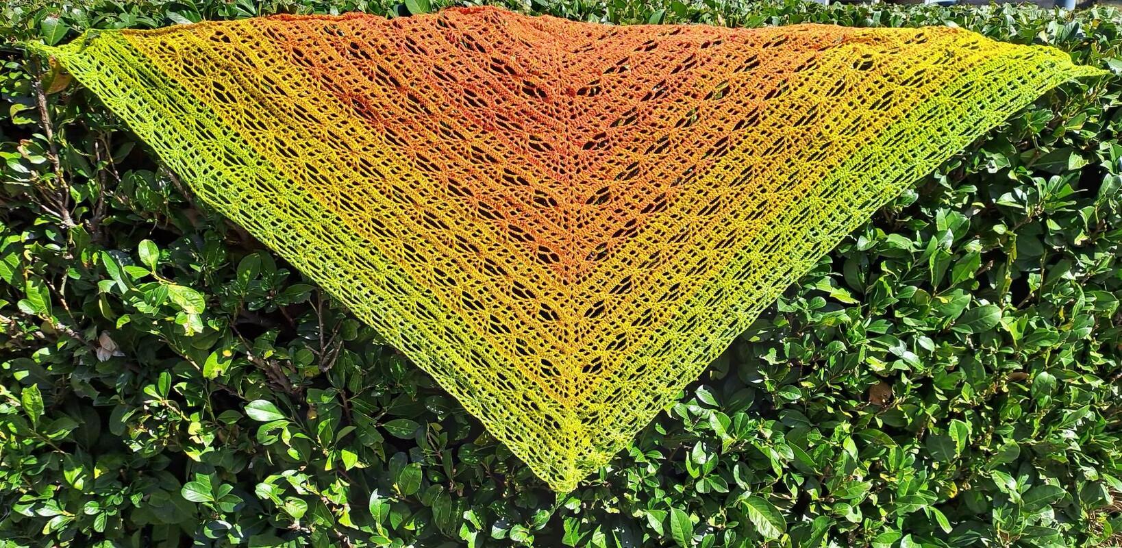 Gehäkeltes Dreieckstuch Ajourmuster Farbverlauf grün gelb orange