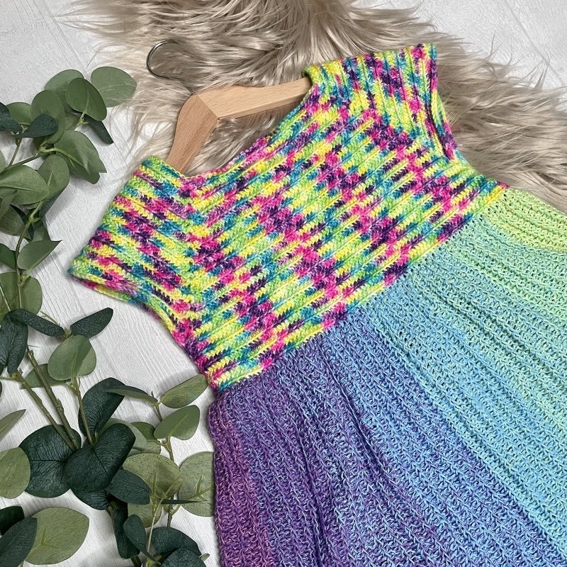 Gehäkeltes Kleid mit bunt gerippter Passe und verlaufendem Rock