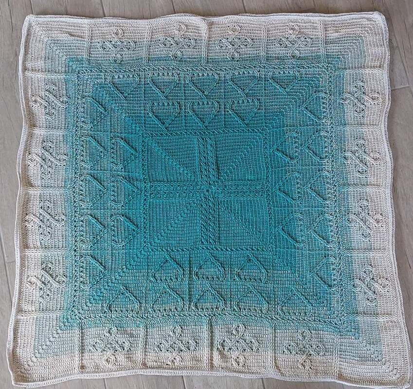 Quadratische Häkeldecke in Türkis und Creme mit Reliefmuster und Farbverlauf