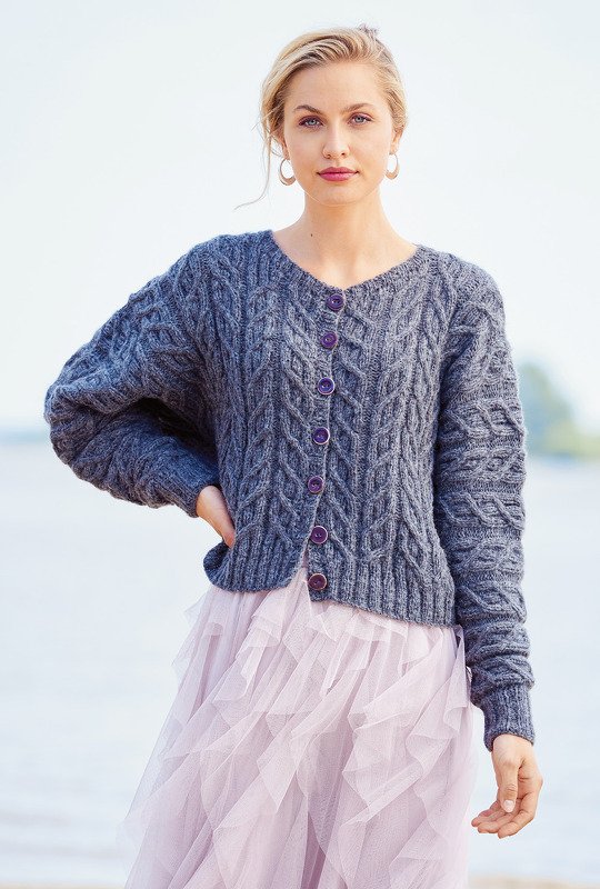 Jacke mit Fledermausärmeln und Zopfmustern in Anthrazit - Bild 5