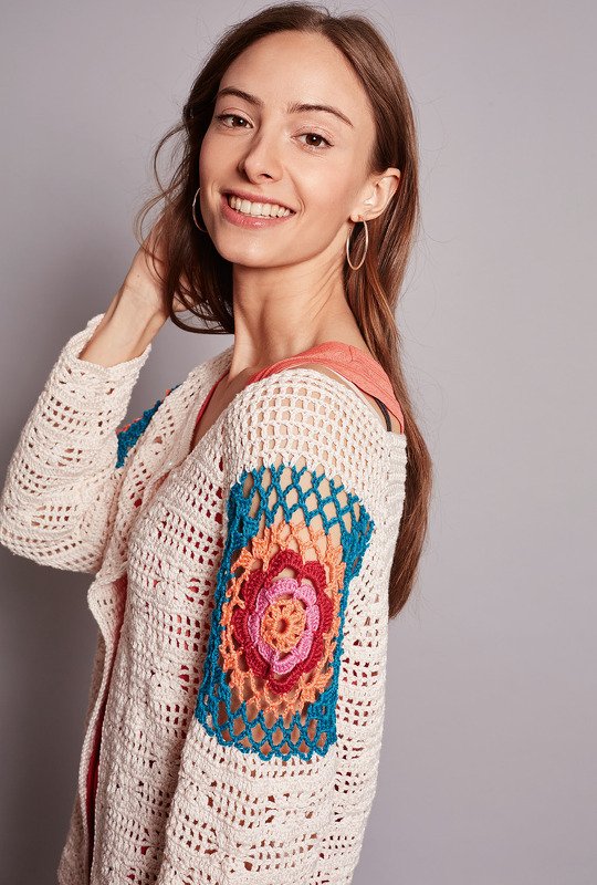 Häkeljacke "Ein Hauch von Farbe..." mit eingesetzten Granny-Squares - Bild 2