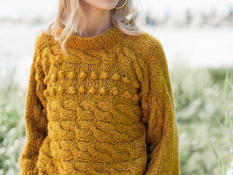 Quergestrickter Noppenpulli