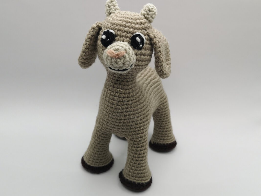 Gehäkeltes Amigurumi-Zicklein in Beige mit großen Augen und kleinen Hörnern