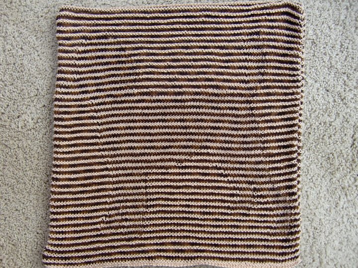 DIY Strickanleitung Kissenbezug mit Pudel und Pfotenspur (Schattenstricken)