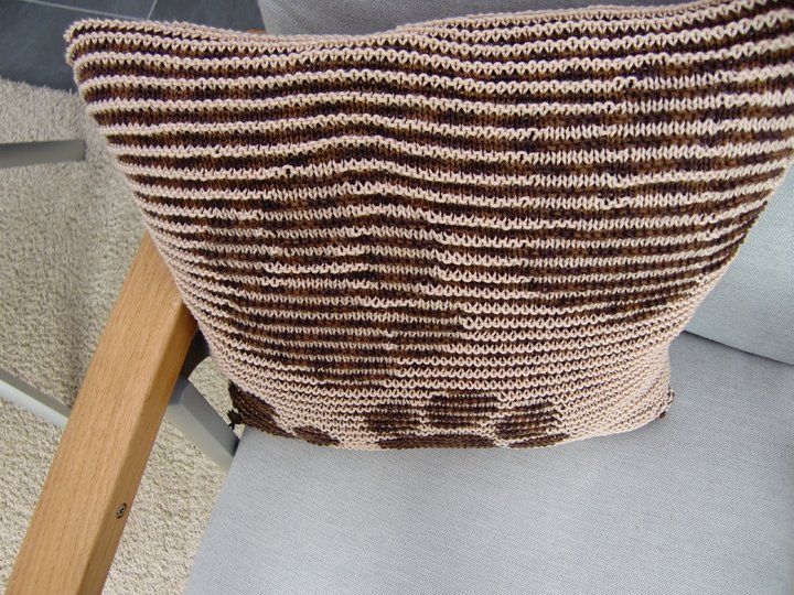 DIY Strickanleitung Kissenbezug mit Pudel und Pfotenspur (Schattenstricken)