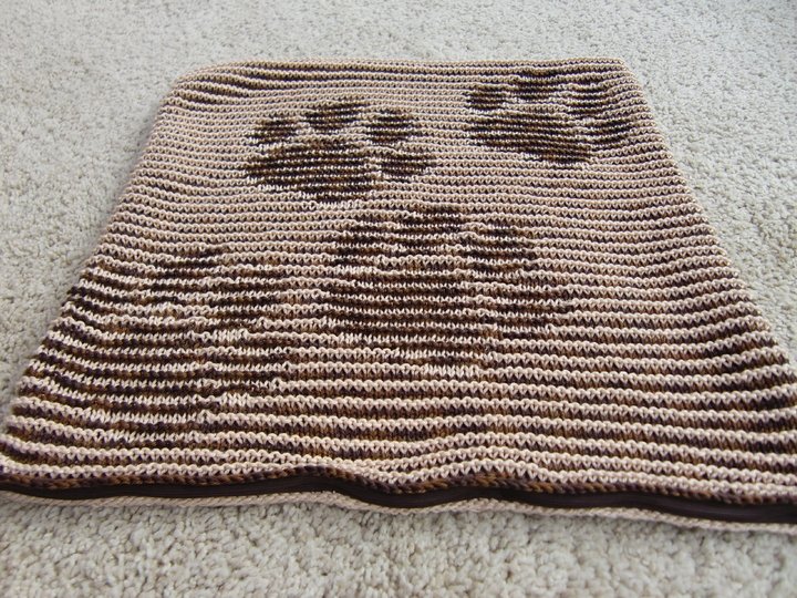 DIY Strickanleitung Kissenbezug mit Pudel und Pfotenspur (Schattenstricken)