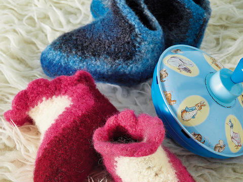 Babyschühchen, zuerst gehäkelt, dann gefilzt