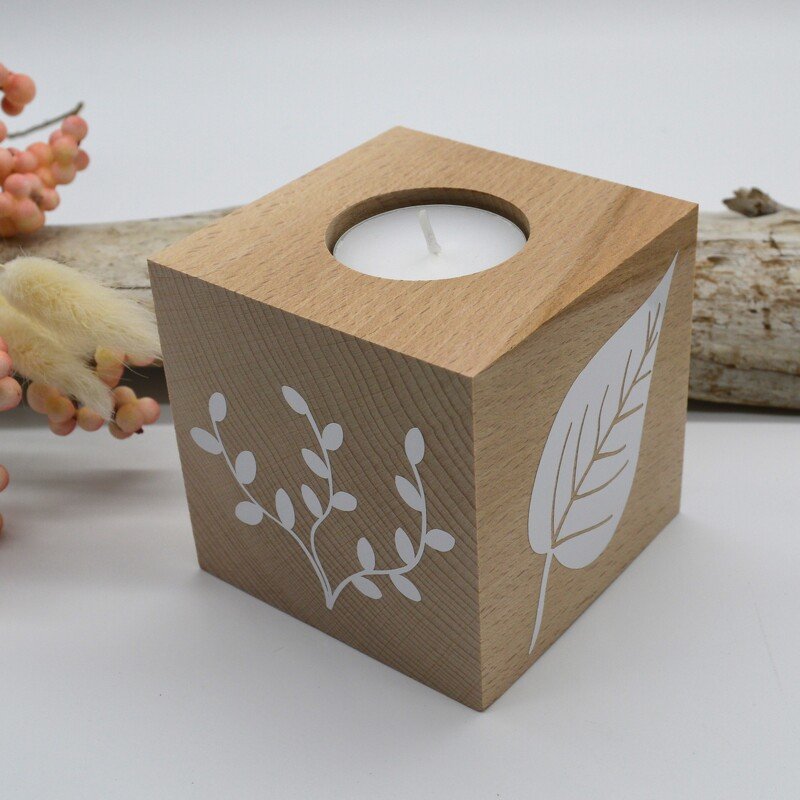 Holzwürfel-Teelichthalter mit weißem Blatt- und Zweig-Plot aus Vinyl und Teelicht