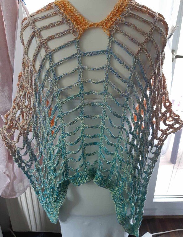 Luftiger Ponchomix gestrickt und gehäkelt - Bild 6