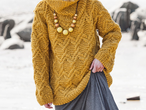 Oversize-Pulli mit Zopfrauten in Messinggelb