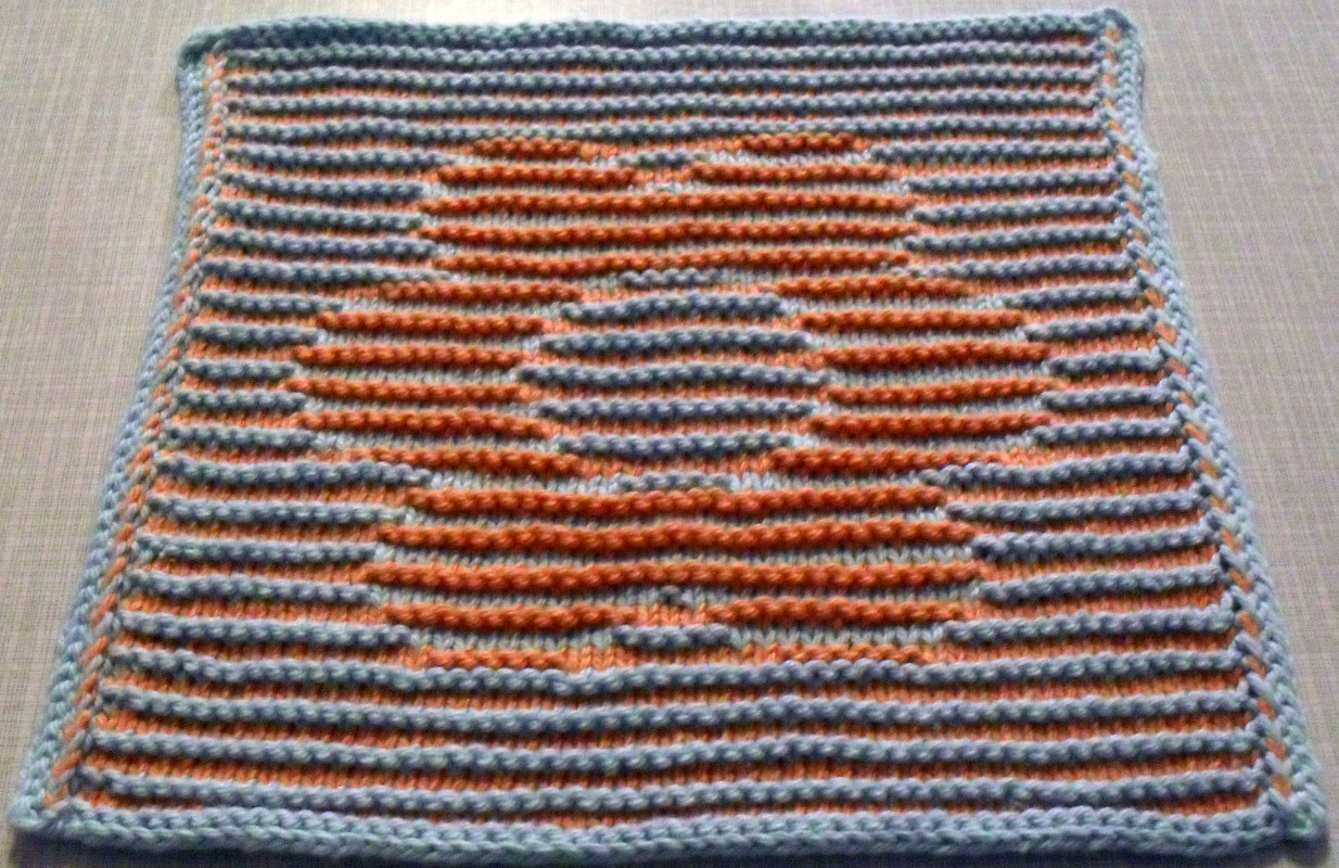 Spüli in Schattenstricktechnik mit besonderem Rand, Motiv Blume