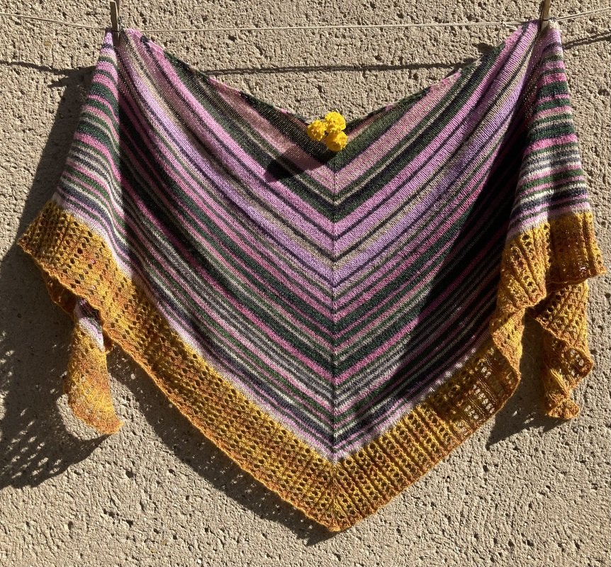 Dreiecktuch mit Lochmusterkante