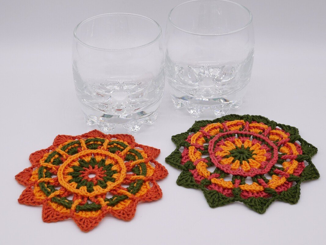 Zwei schnell gehäkelte, bunte Untersetzer mit sternförmiger Kante