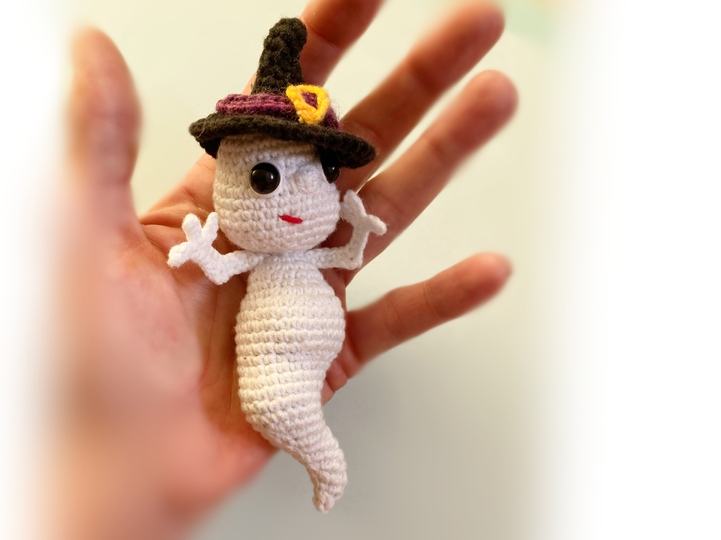 Halloween Geist mit Hut. Häkelanleitung