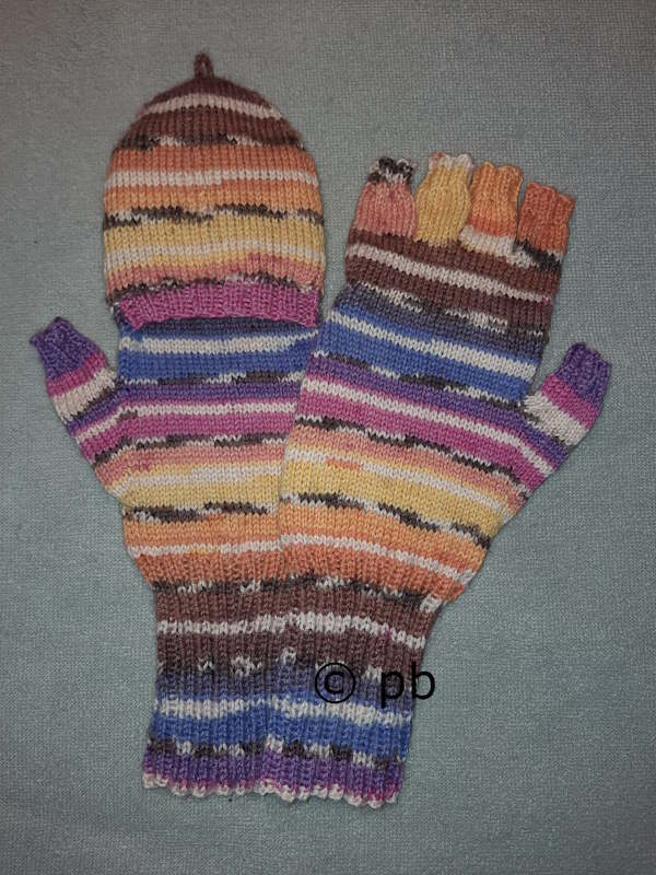 Gestrickte, gestreifte Handschuhe mit umklappbarer Kappe in Braun, Orange, Gelb, Lila und Blau; ein Handschuh fingerlos, der andere als Fäustling.