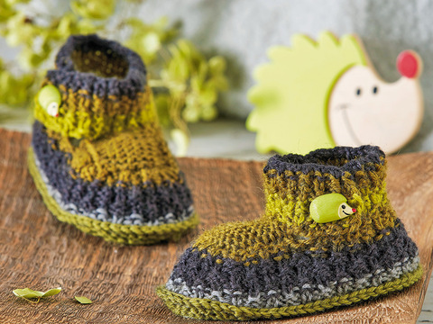 Babyschühchen in grünem Farbverlauf mit Igel-Knopf