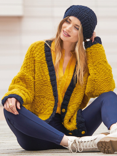 Jacke in Gelb und Marineblau plus Mütze in Marineblau und Mütze in Marineblau