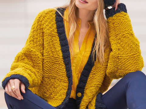 Jacke in Gelb und Marineblau plus Mütze in Marineblau und Mütze in Marineblau