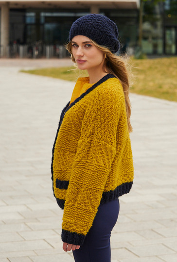 Jacke in Gelb und Marineblau plus Mütze in Marineblau und Mütze in Marineblau