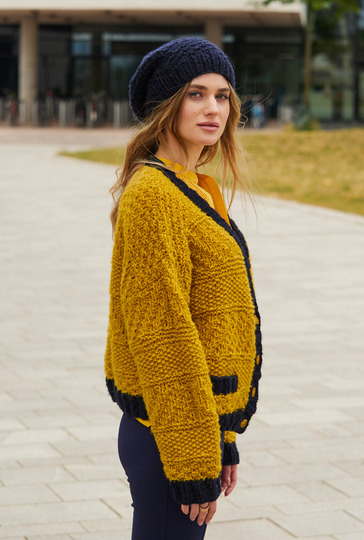 Jacke in Gelb und Marineblau plus Mütze in Marineblau und Mütze in Marineblau