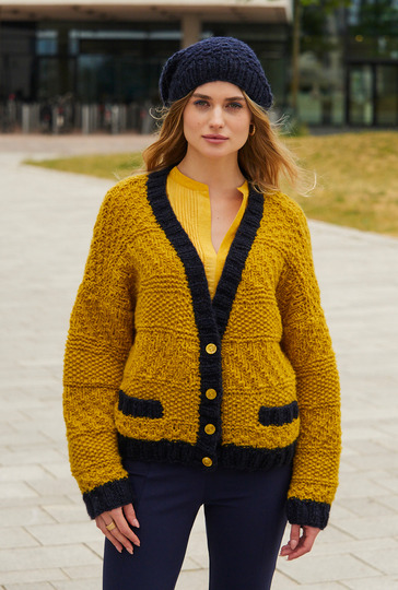 Jacke in Gelb und Marineblau plus Mütze in Marineblau und Mütze in Marineblau