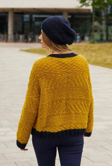 Jacke in Gelb und Marineblau plus Mütze in Marineblau und Mütze in Marineblau