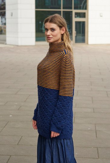 Longpulli mit Ringeln und Rautenmuster in Dunkelblau und Gold