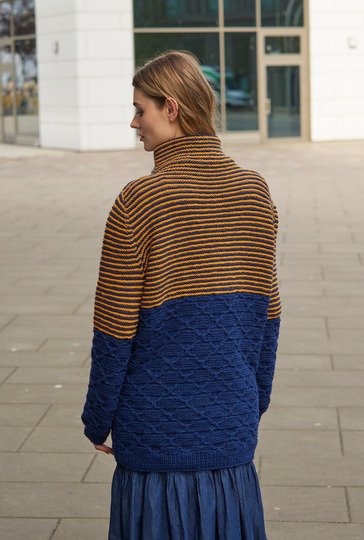 Longpulli mit Ringeln und Rautenmuster in Dunkelblau und Gold