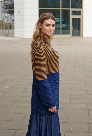 Longpulli mit Ringeln und Rautenmuster in Dunkelblau und Gold