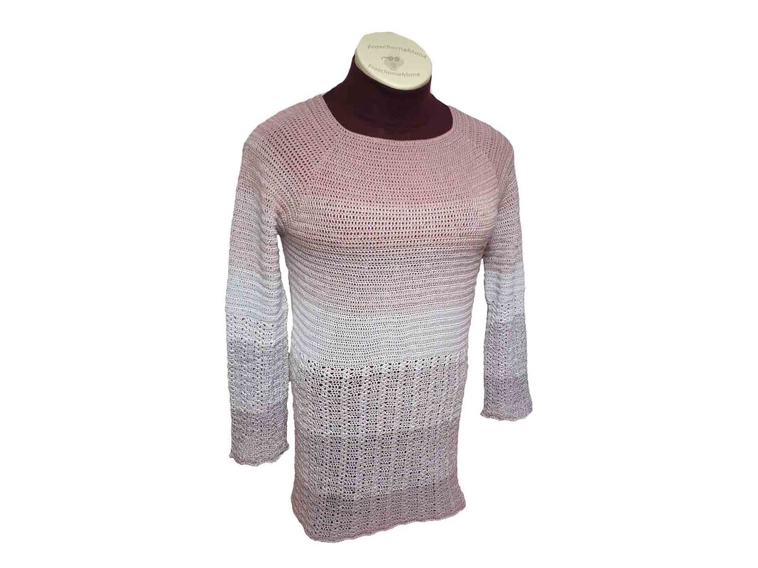 Gehäkelte Damentunika in Ombré (Rosa, Weiß, Grau) auf einer Schaufensterpuppe