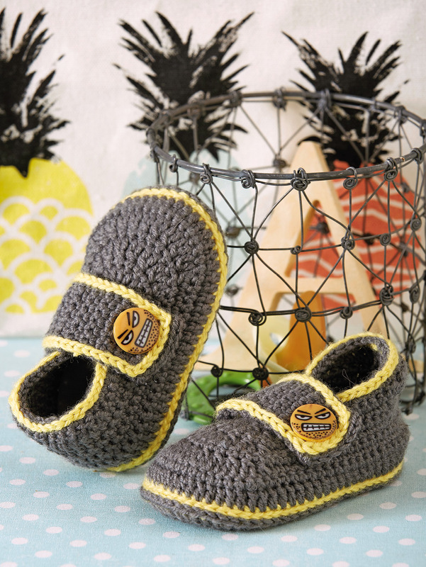 Gehäkelte Mary-Jane-Babyschuhe grau mit gelbem Rand und Knopf
