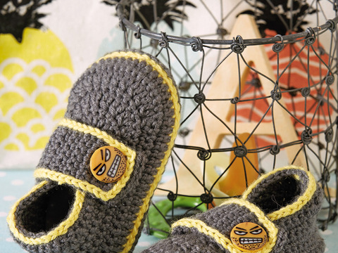 Gehäkelte Babyschuhe in Grau