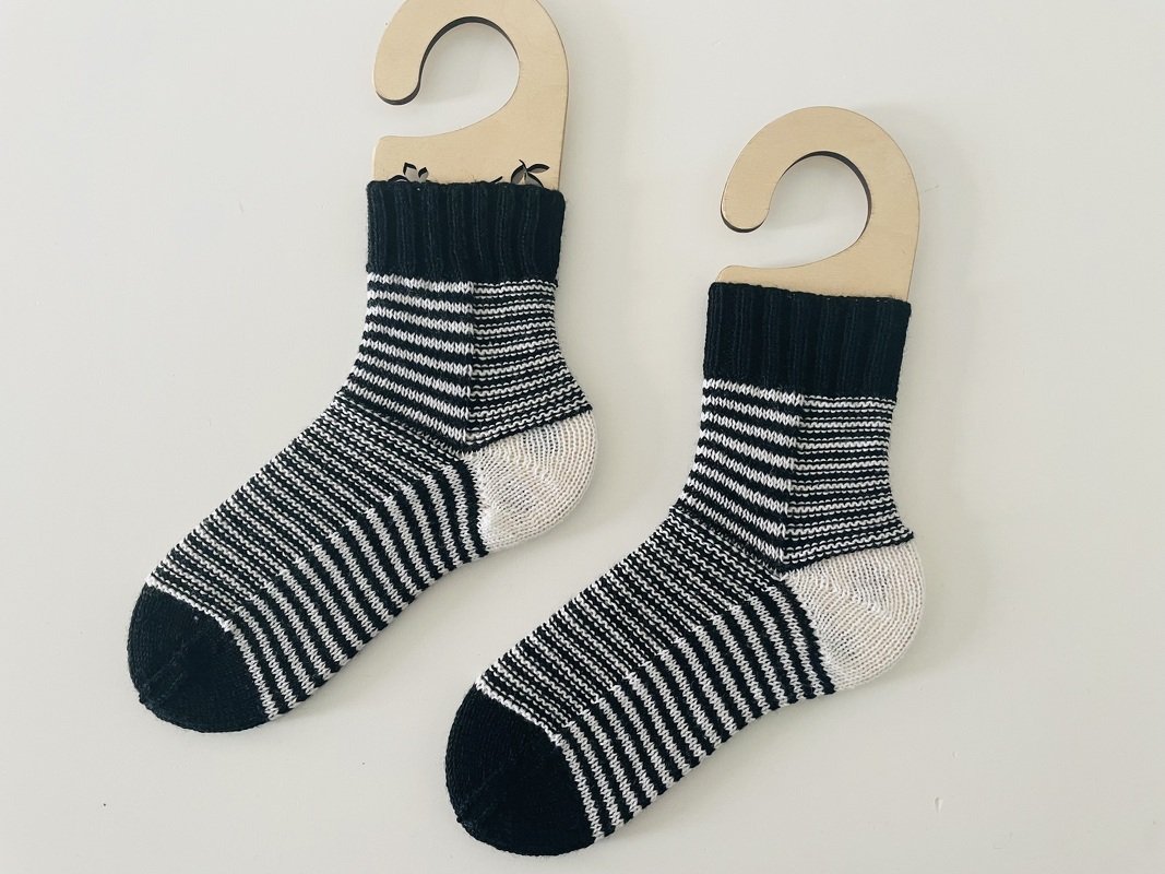 Strickvorlage für trendige Sockenmuster "socks of that stripe"