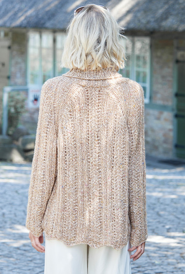 Pulli im Wellenmuster in Karamellbeige
