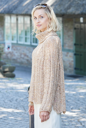 Pulli im Wellenmuster in Karamellbeige