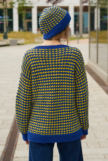 Pulli mit Sternmuster plus Mütze in Blau und Gelb