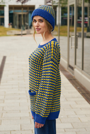 Pulli mit Sternmuster plus Mütze in Blau und Gelb