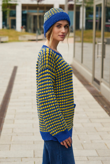 Pulli mit Sternmuster plus Mütze in Blau und Gelb