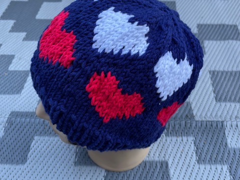 DIY Strickanleitung: Wintermütze mit entzückenden Herzchenmuster