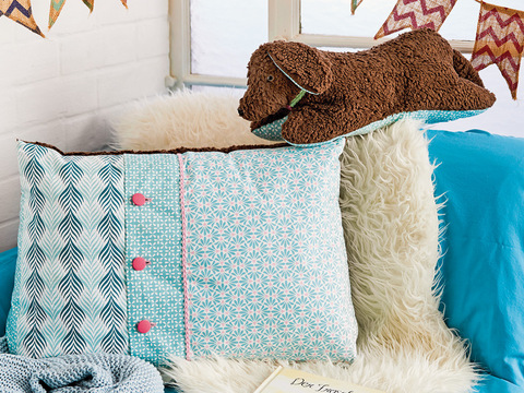 Genähtes Lesekissen und Nackenkissen aus Teddyplüsch und Baumwolle