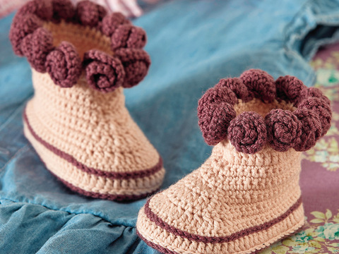 Gehäkelte Babystiefelchen in Rosa und Beere