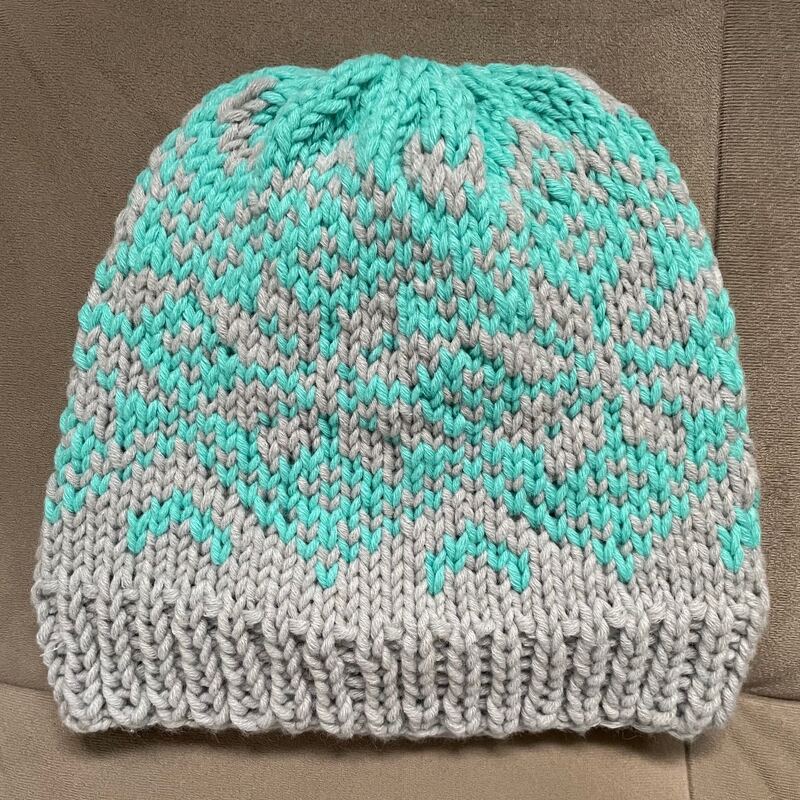 Gestrickte Beanie in Mint und Grau mit grafischem Muster und Rippenbündchen