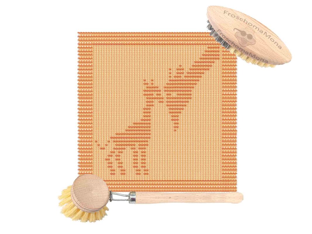 quadratisches gestricktes Deckchen beige und orange mit stilisiertem Giraffenmuster
