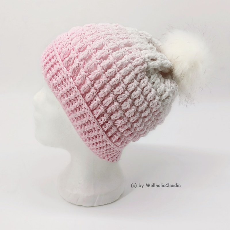 Pastellrosa gehäkelte Mütze mit voluminösem weißen Bommel, Seitenansicht