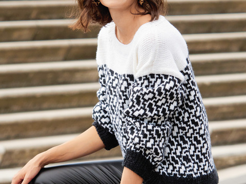 Pullover mit Hebemaschenmuster in Schwarz-Weiß