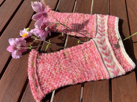 Armstulpen mit kleinem Silberanhänger