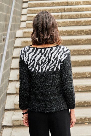 Schwarz-Weißer Pulli mit Jacquardpasse