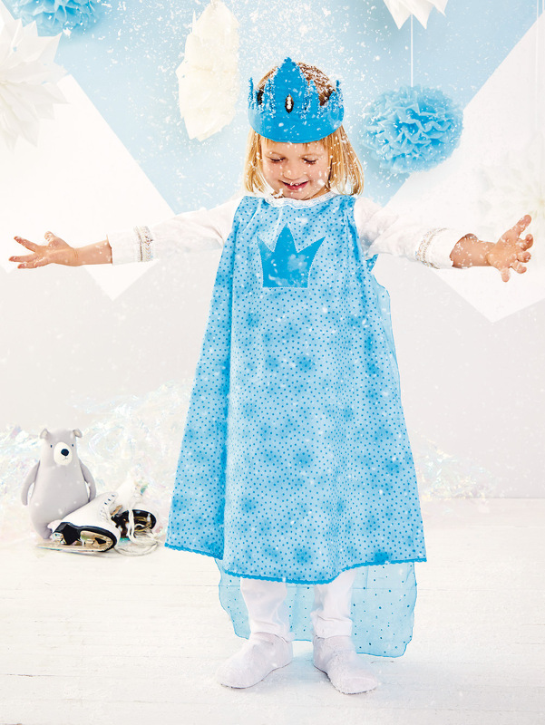 Genähtes Prinzessinnen-Outfit mit Krone und Stulpen in Türkis-Blau